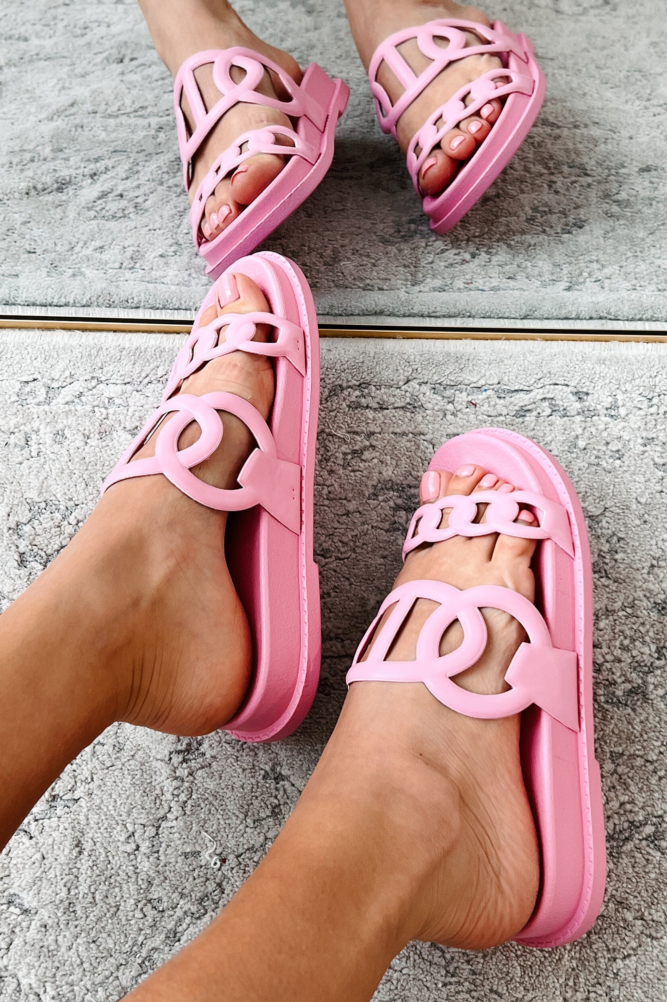 I've Been Everywhere Chain Motif Sandals (Pink)
